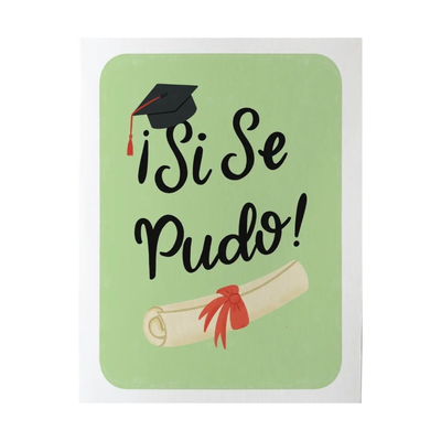green card with a white border and the phrase Si Se Pudo in black lettering featuring a graduation cap and rolled up diploma.