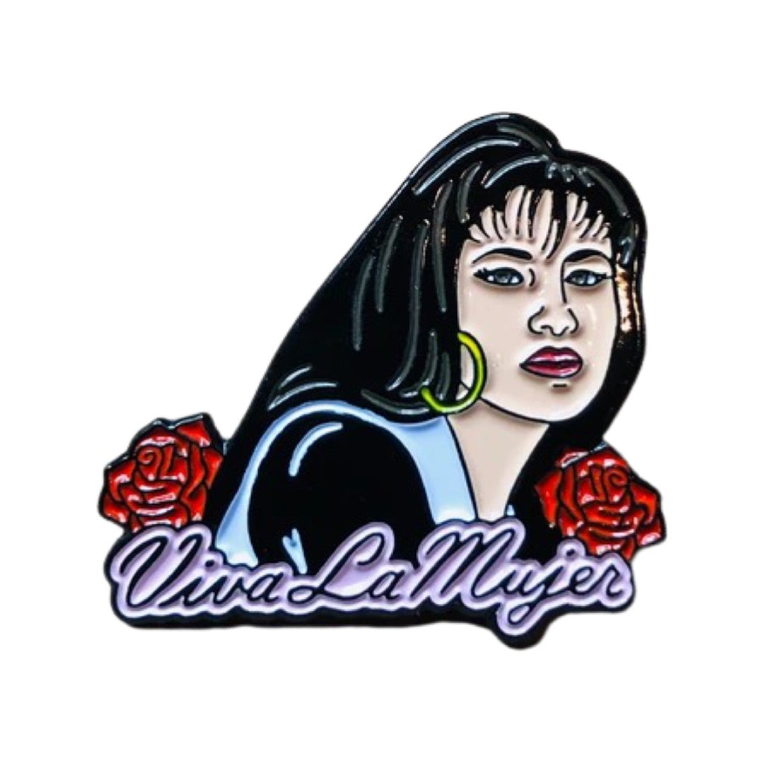 Selena Quintanilla with hoops and red roses with texts that reads "Viva la mujer".