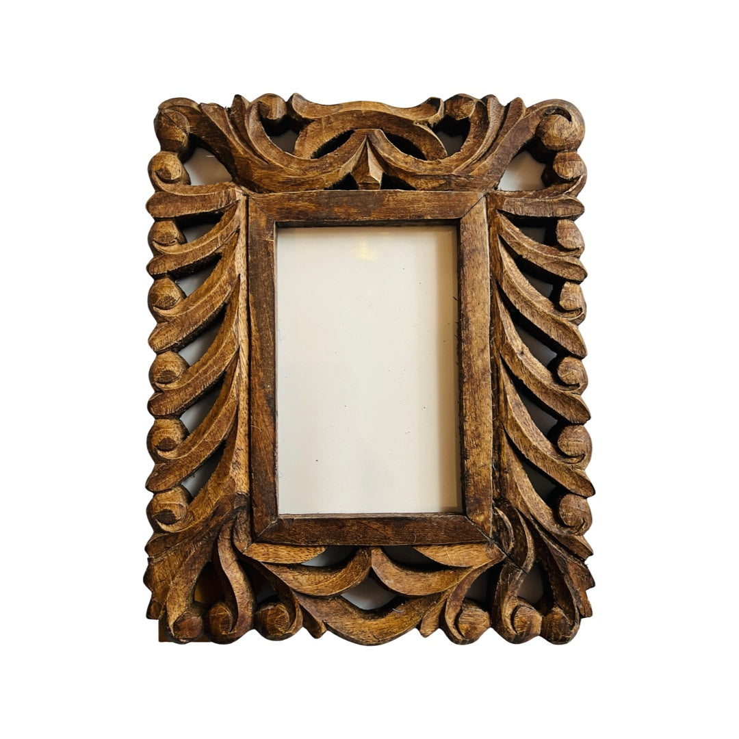 wooden 4 x 6 photo frame that features a hand carved design