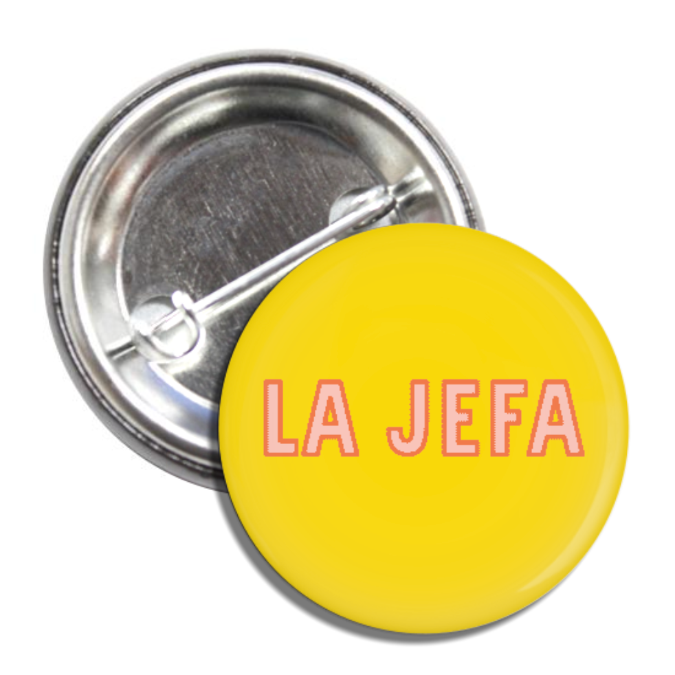 Round pin back button with an yellow background with the phrase La Jefa