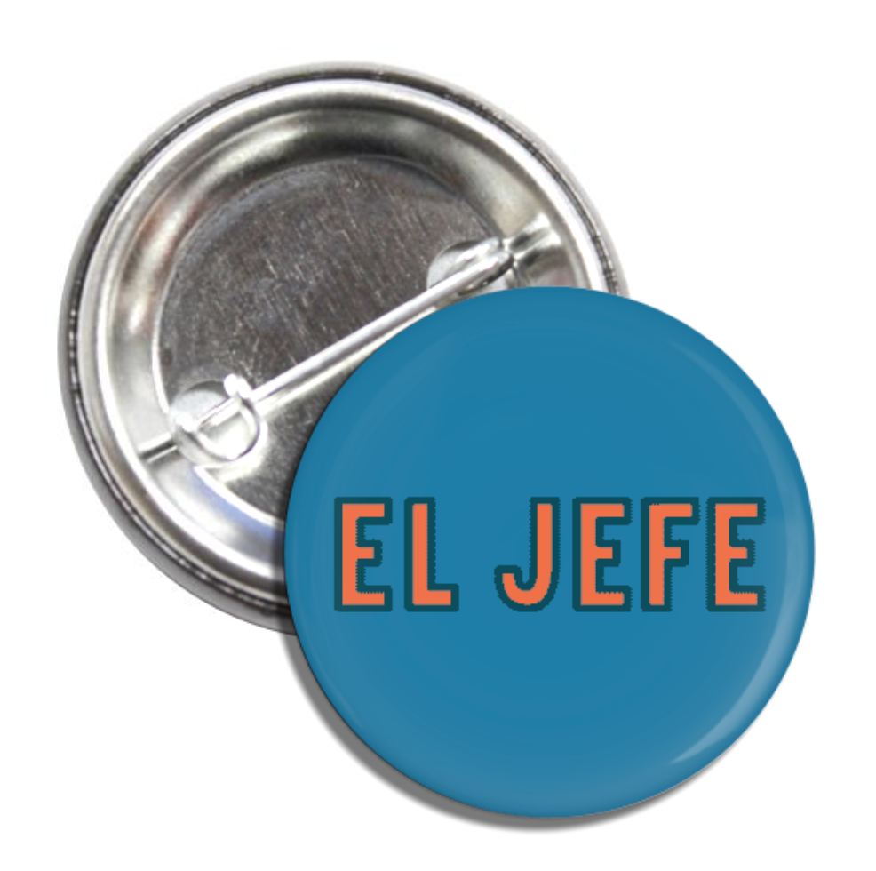 Round pin back button with a blue background with the phrase El Jefe