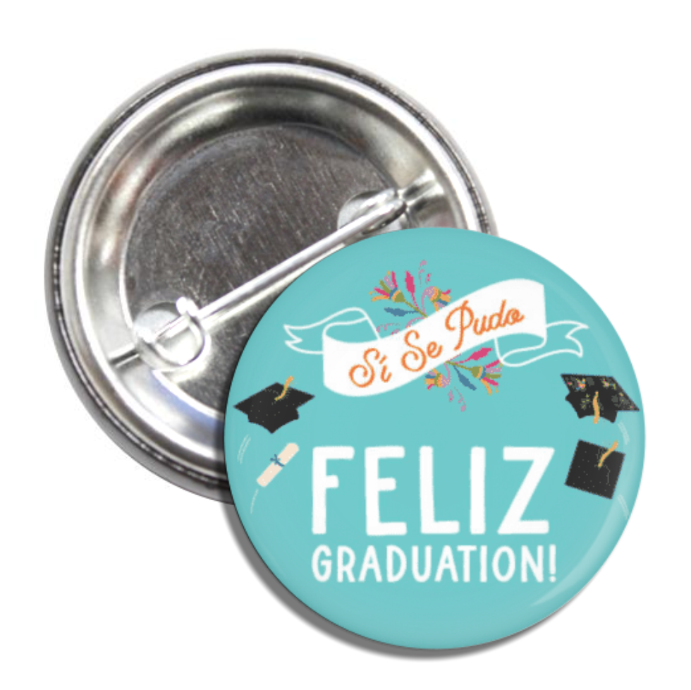 Light blue round pin with the phrase Feliz Graduation and features two graduation caps and a banner with the phrase Si Se Puede.