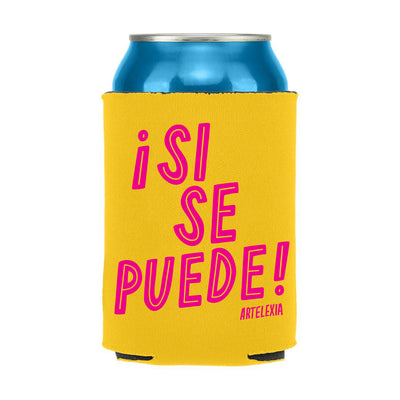 Yellow can cooler with the phrase Si Se Puede in pink lettering