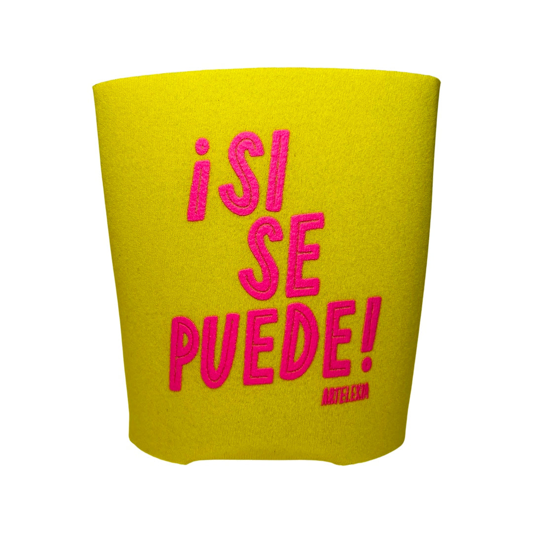 Yellow can cooler with the phrase Si Se Puede in pink lettering