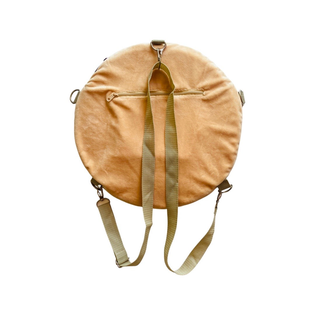Back view of concha bag featuring strap and zippered pocket.