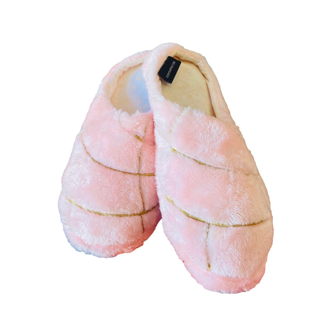 Light pink concha pantuflas (slippers). 