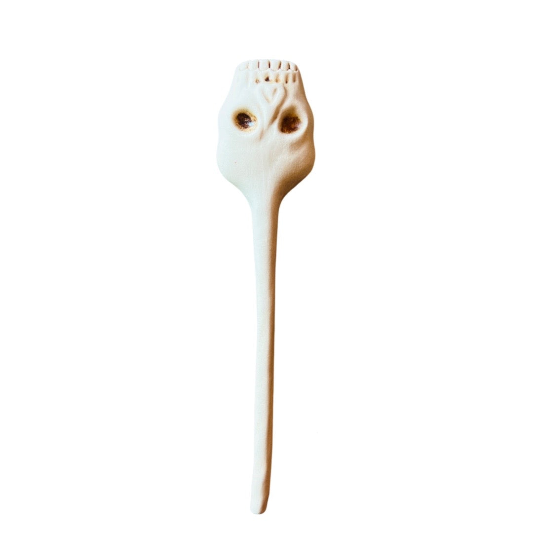 Ceramic spoon with a skull at the end of the spoon.