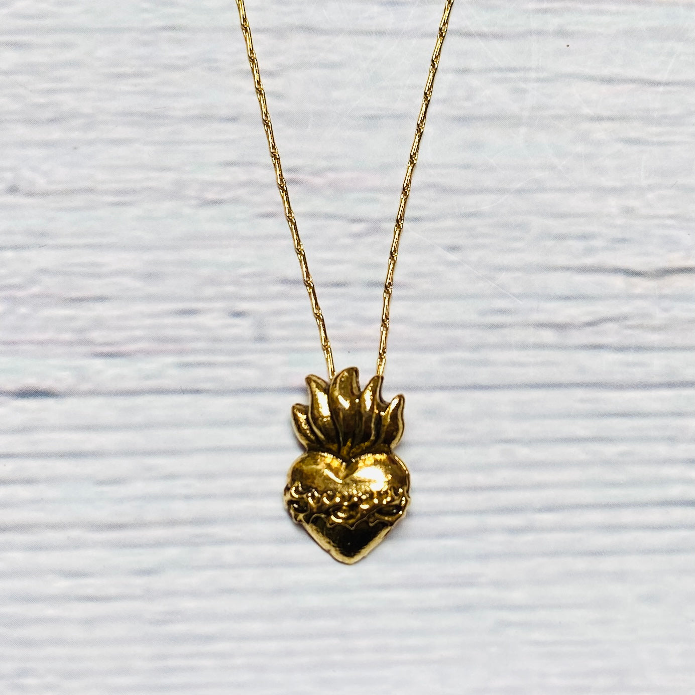 Sacred heart necklace in gold plated brass.