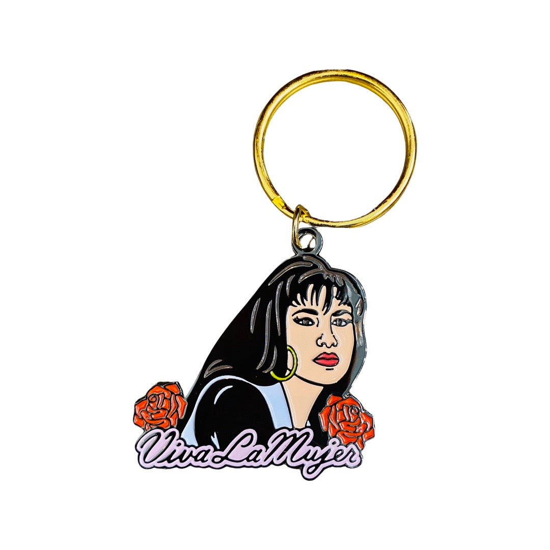 Selena Quintanilla with hoops and red roses with texts that reads "Viva la mujer" on a gold keyring.