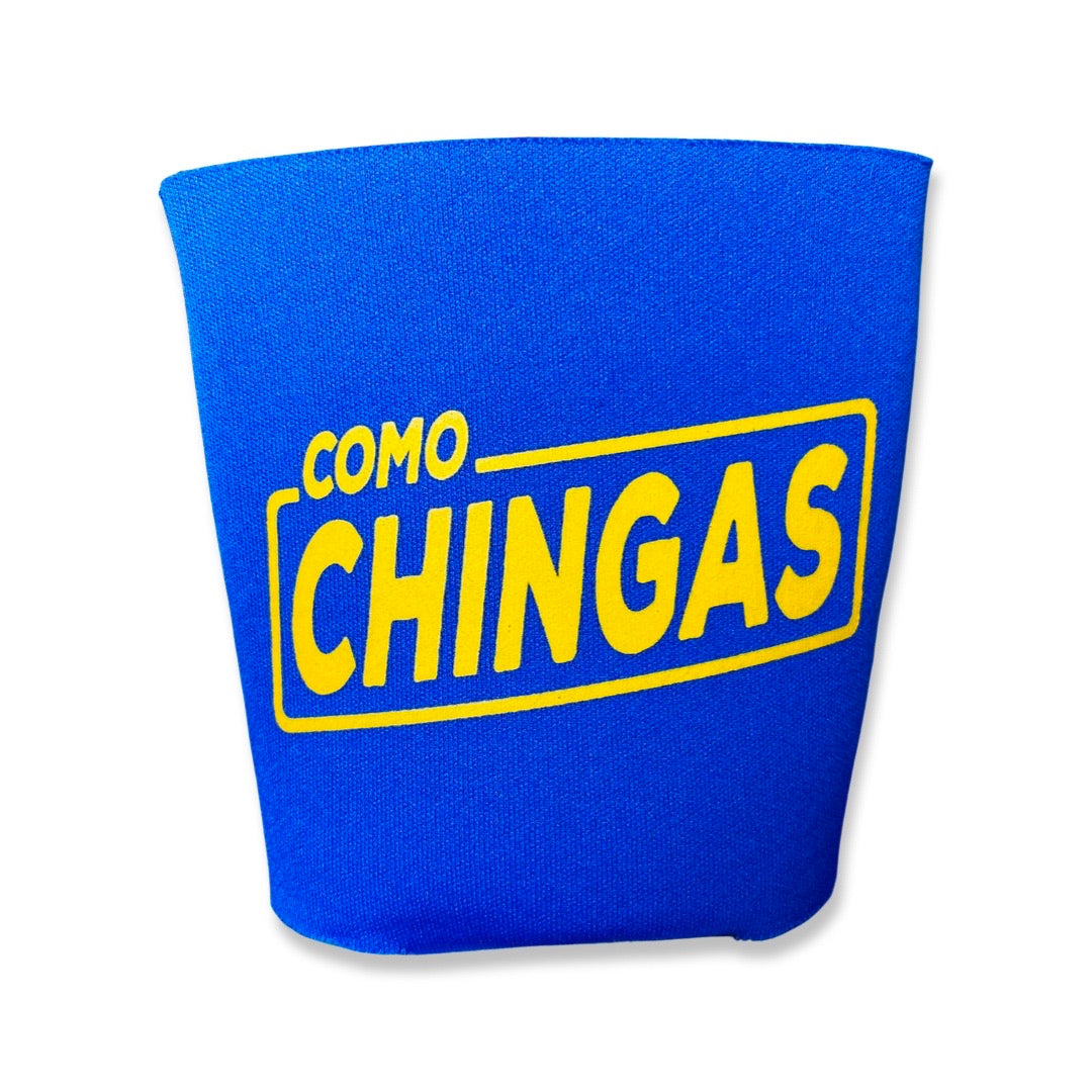 Blue can cooler with the phrase Como Chingas in yellow lettering