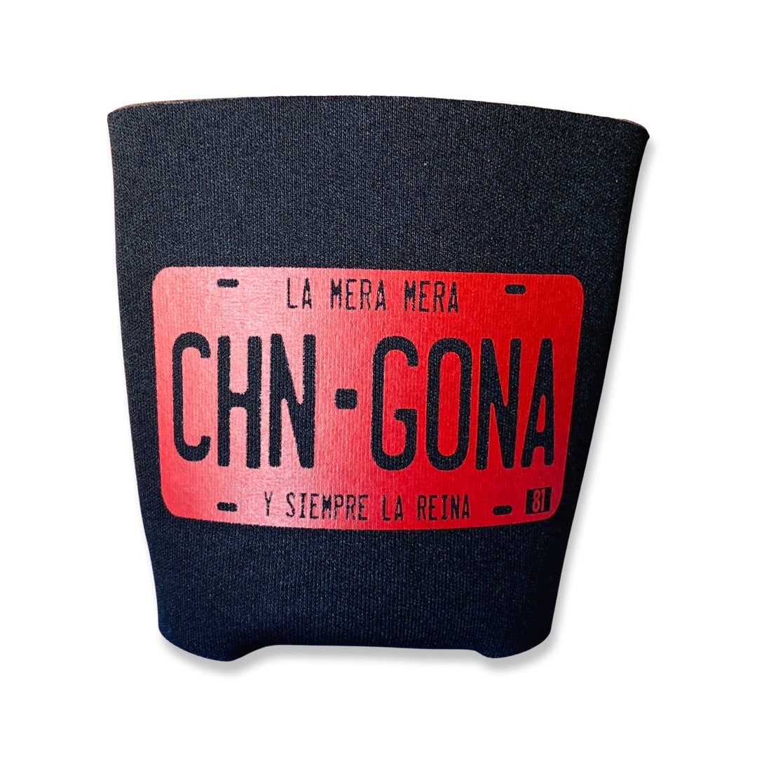 Black can cooler with the phrase Chingona - La Mera Mera y Siempre La Reina in the shape of a red license plate.
