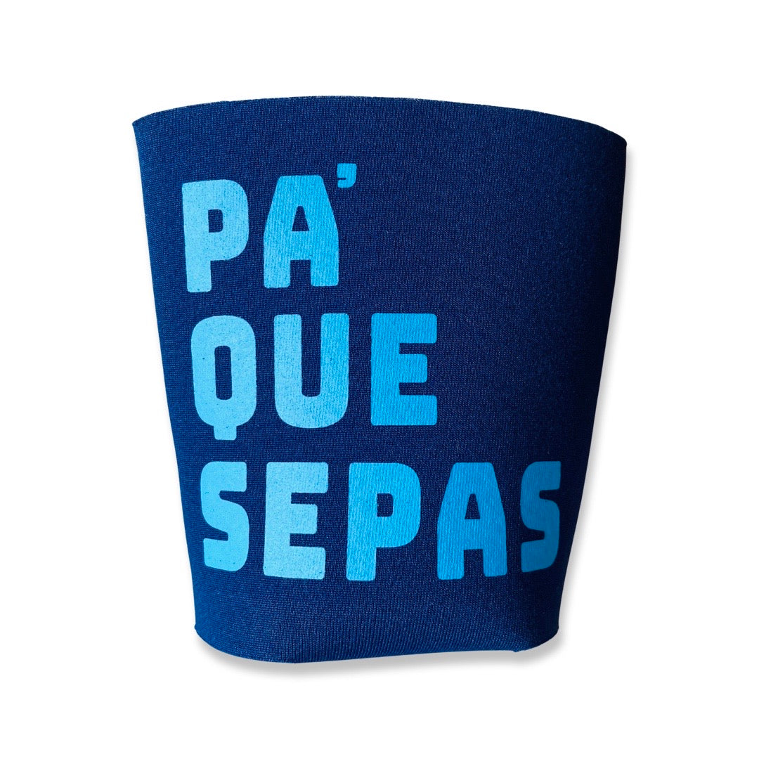 Navy blue can cooler with light blue text that reads : "Pa' que sepas"