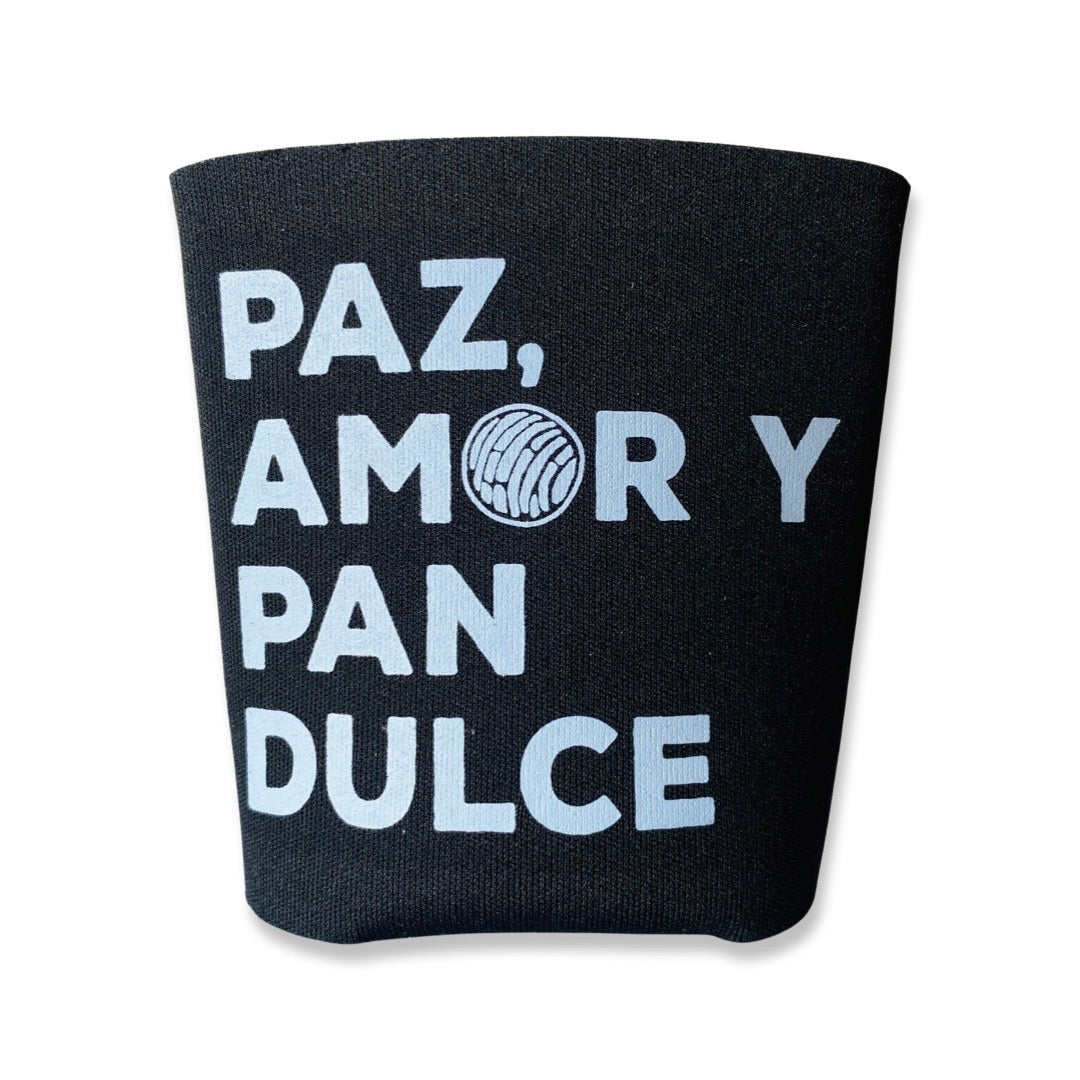 Black can cooler with white lettering that reads "Paz, amor y pan dulce"