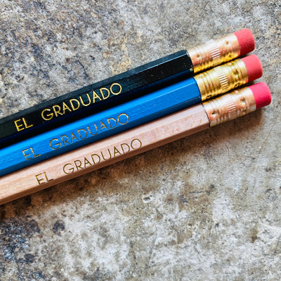 El Graduado phrase pencil in black, blue and natural colors.