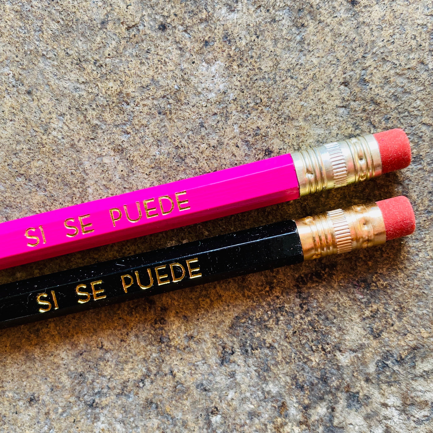 Si Se Puede phrase pencils in pink and black.